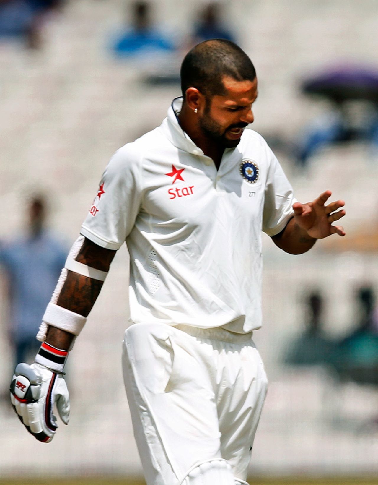 Shikhar Dhawan had his index finger jammed against the bat by a spitting delivery from Trent Boult, India v New Zealand, 2nd Test, Kolkata, 3rd day, October 2, 2016