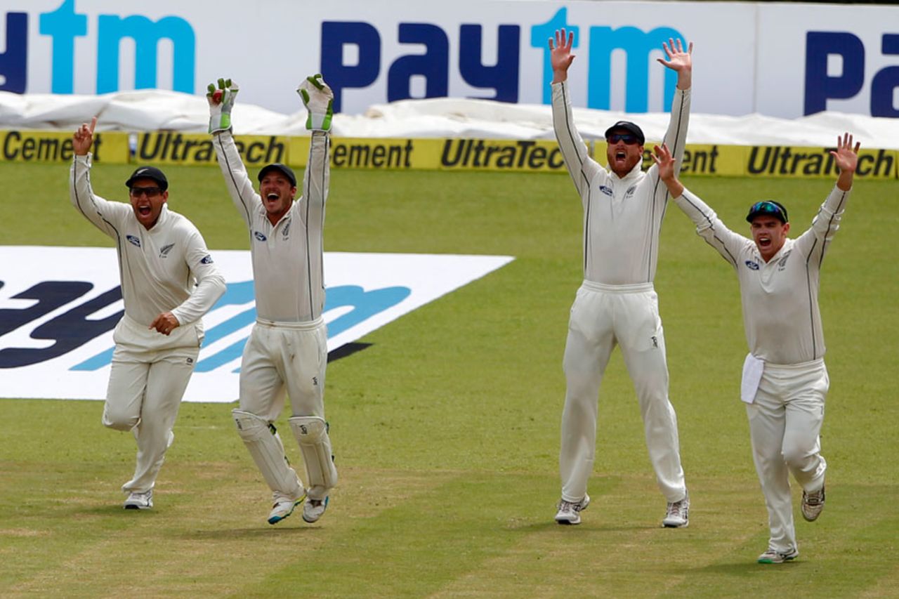 New Zealand go up in appeal, India v New Zealand, 2nd Test, Kolkata, 3rd day, October 2, 2016