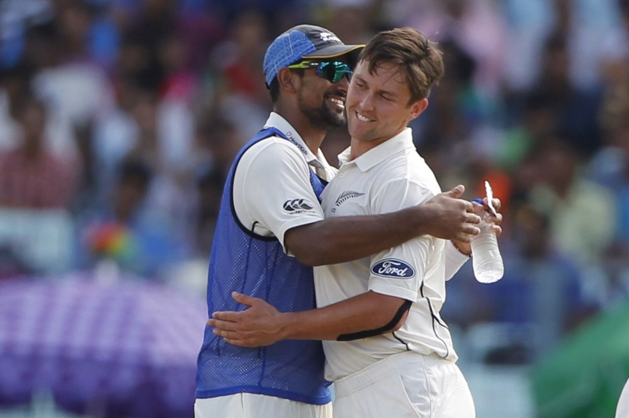 Trent Boult is embraced by Ish Sodhi, India v New Zealand, 2nd Test, Kolkata, 3rd day, October 2, 2016