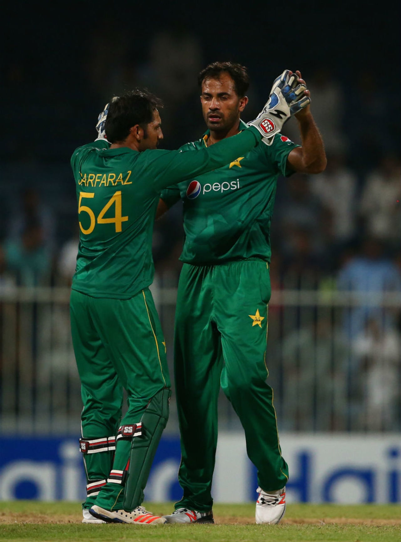 Sarfraz Ahmed congratulates Wahab Riaz after he sent back Marlon Samuels, Pakistan v West Indies, 2nd ODI, Sharjah, October 2, 2016