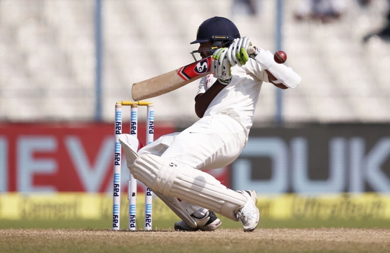 Bhuvneshwar Kumar tries to evade a bouncer, India v New Zealand, 2nd Test, Kolkata, 4th day, October 3, 2016