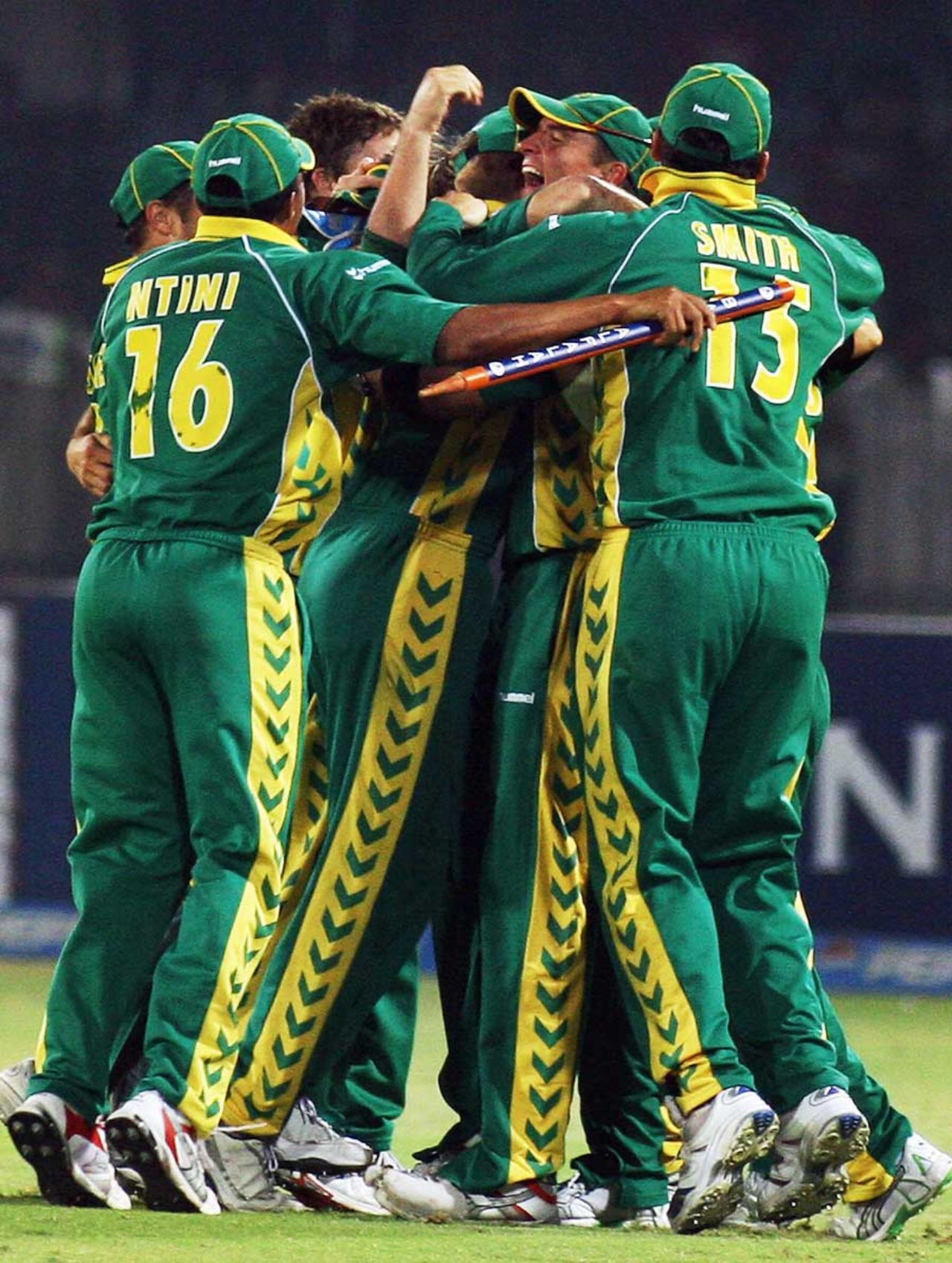 South Africa celebrate their series win over Pakistan, Pakistan v South Africa, 5th ODI, Lahore, October 29, 2007