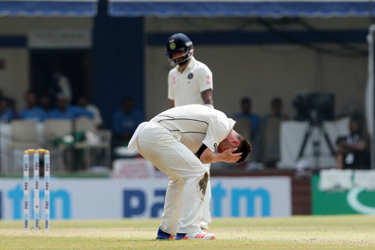Matt Henry cuts a dejected figure after an unsuccessful appeal, India v New Zealand, 3rd Test, Indore, 2nd day, October 9, 2016