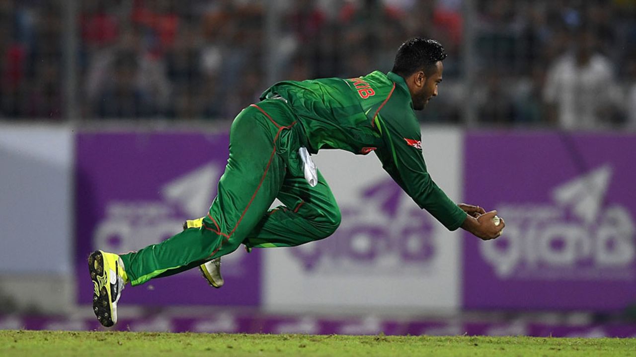 Shakib Al Hasan took a superb catch running back from cover, Bangladesh v England, 2nd ODI, Mirpur, October 9, 2016