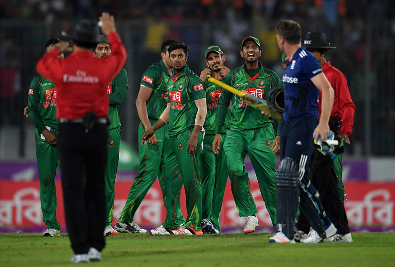 Jos Buttler reacted strongly before leaving the field, Bangladesh v England, 2nd ODI, Mirpur, October 9, 2016