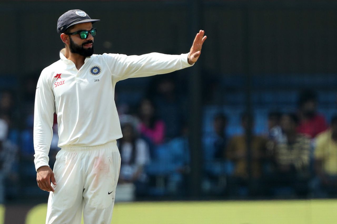 Virat Kohli adjusts the field, India v New Zealand, 3rd Test, Indore, 3rd day, October 10, 2016