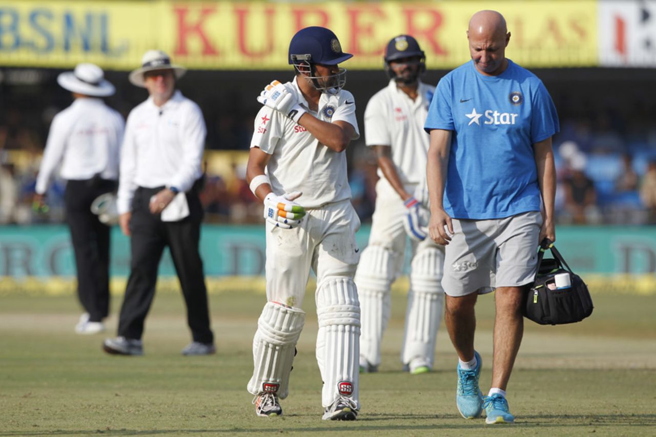 Gautam Gambhir retires hurt after aggravating his shoulder injury, India v New Zealand, 3rd Test, Indore, 3rd day, October 10, 2016 