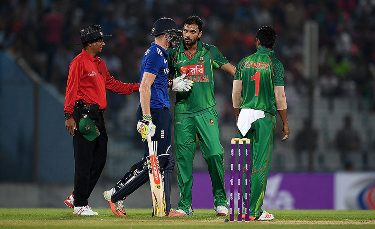 Sam Billings and Mashrafe Mortaza collided going for a single, Bangladesh v England, 3rd ODI, Chittagong, October 12, 2016