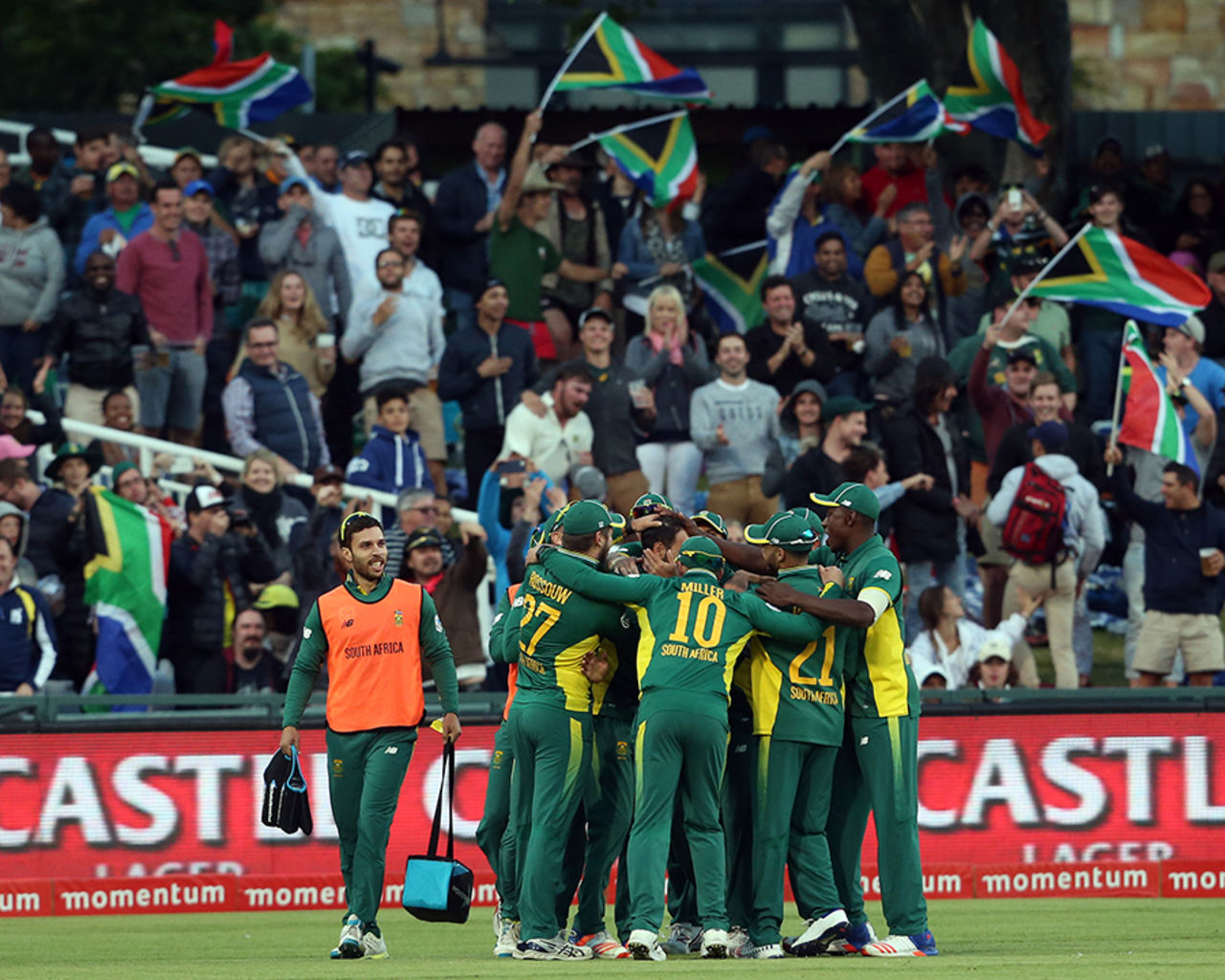 South Africa get into a huddle at the drinks break, South Africa v Australia, 5th ODI, Cape Town, October 12, 2016