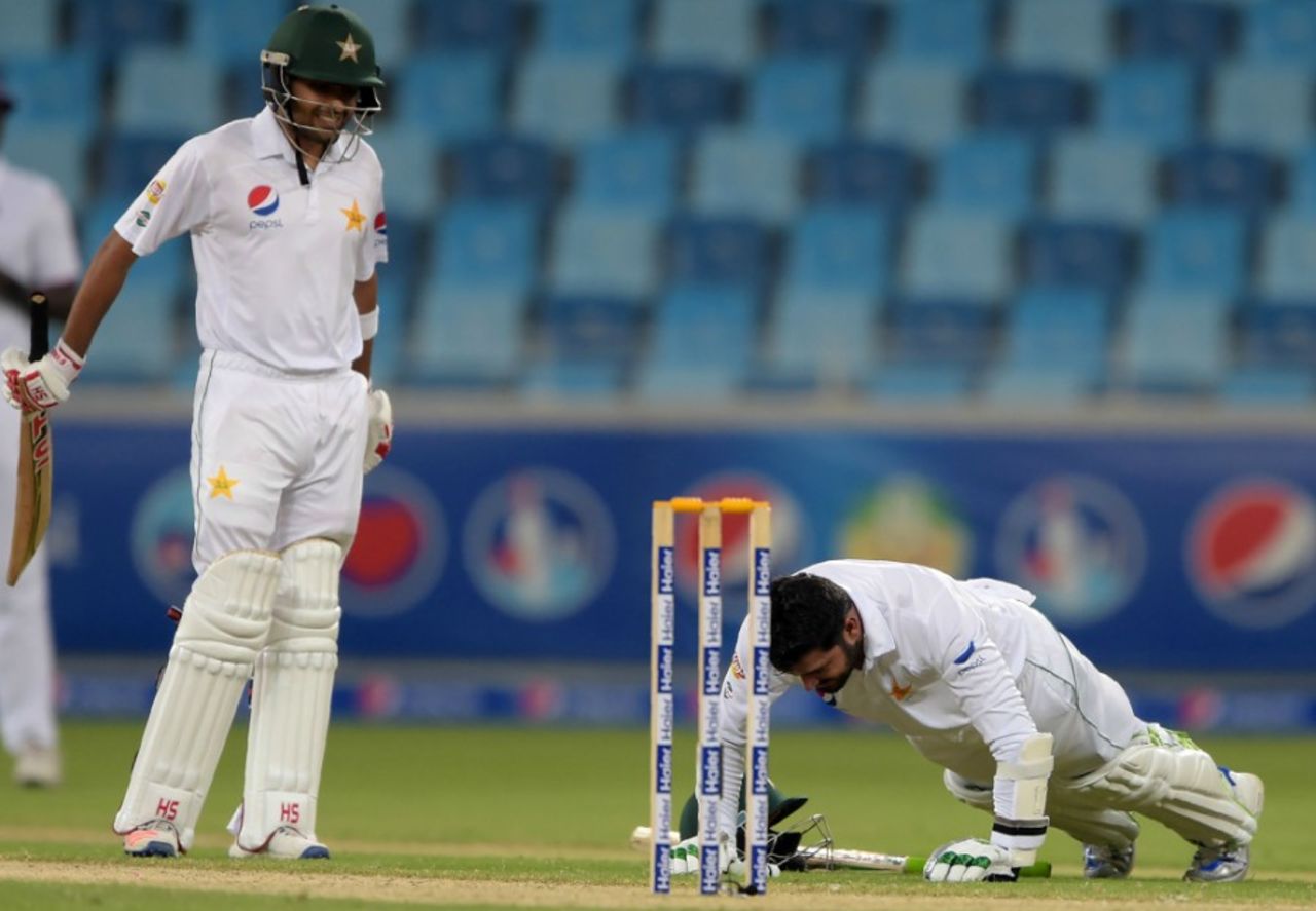 Azhar Ali marks his double century with push-ups, Pakistan v West Indies, 1st Test, Dubai, 2nd day, October 14, 2016