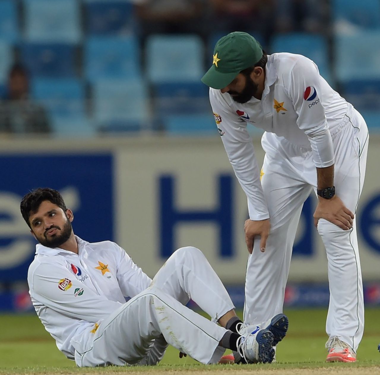Azhar Ali injured his hand while attempting a catch, Pakistan v West Indies, 1st Test, Dubai, 3rd day, October 15, 2016