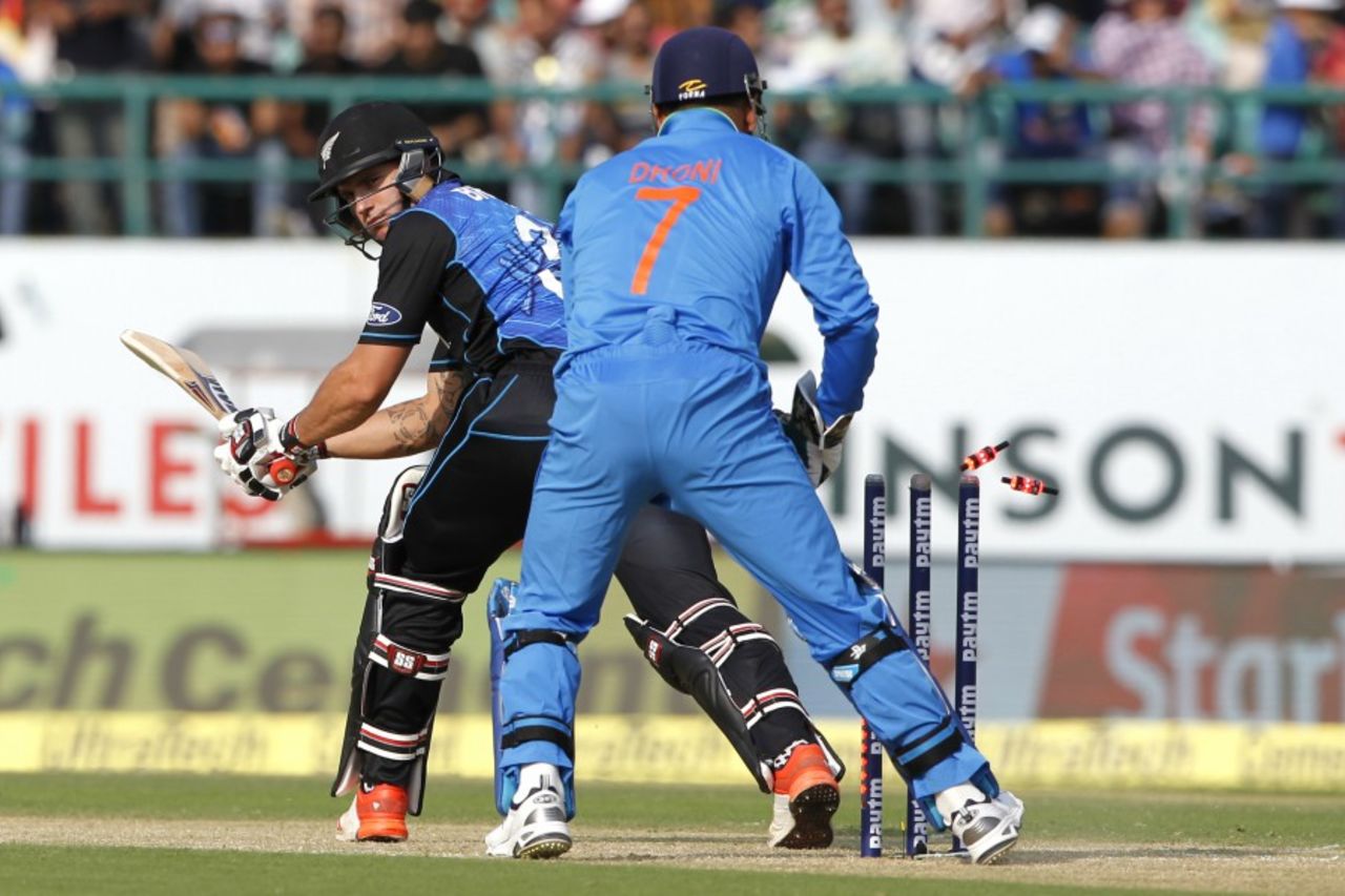 MS Dhoni is quick to whip the bails off, India v New Zealand, 1st ODI, Dharamsala, October 16, 2016