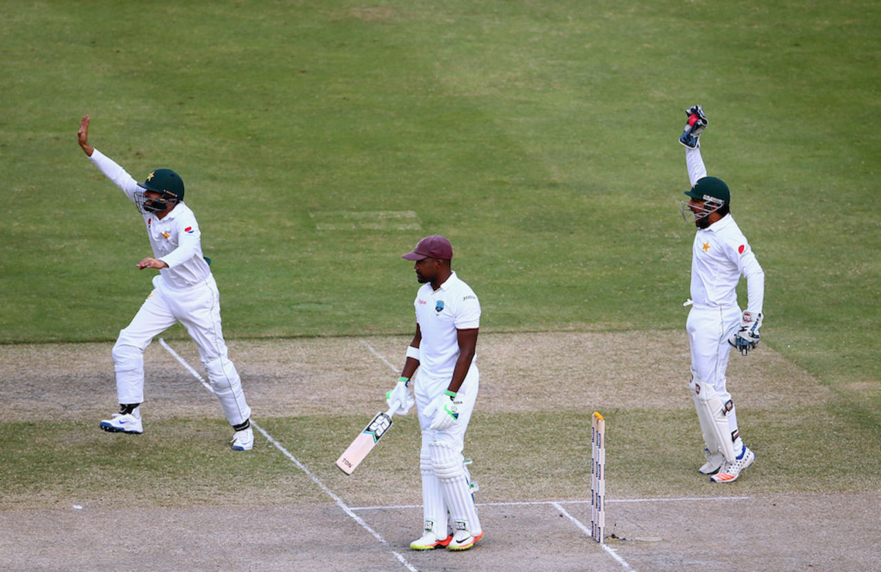 Pakistani players appeal unsuccessfully against Darren Bravo, Pakistan v West Indies, 1st Test, Dubai, 5th day, October 17, 2016