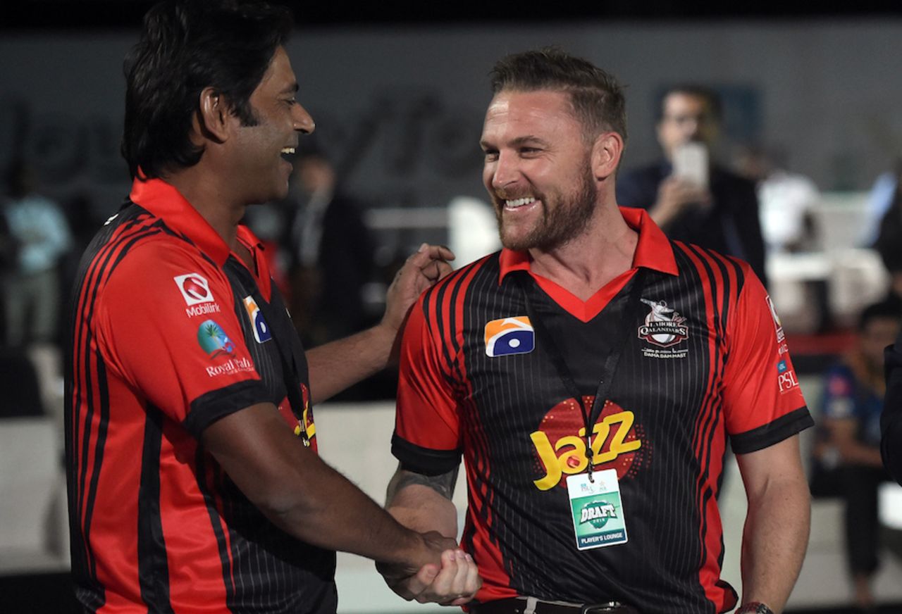 Brendon McCullum shakes hands with Aaqib Javed after joining Lahore Qalandars, PSL draft, Dubai, October 19, 2017