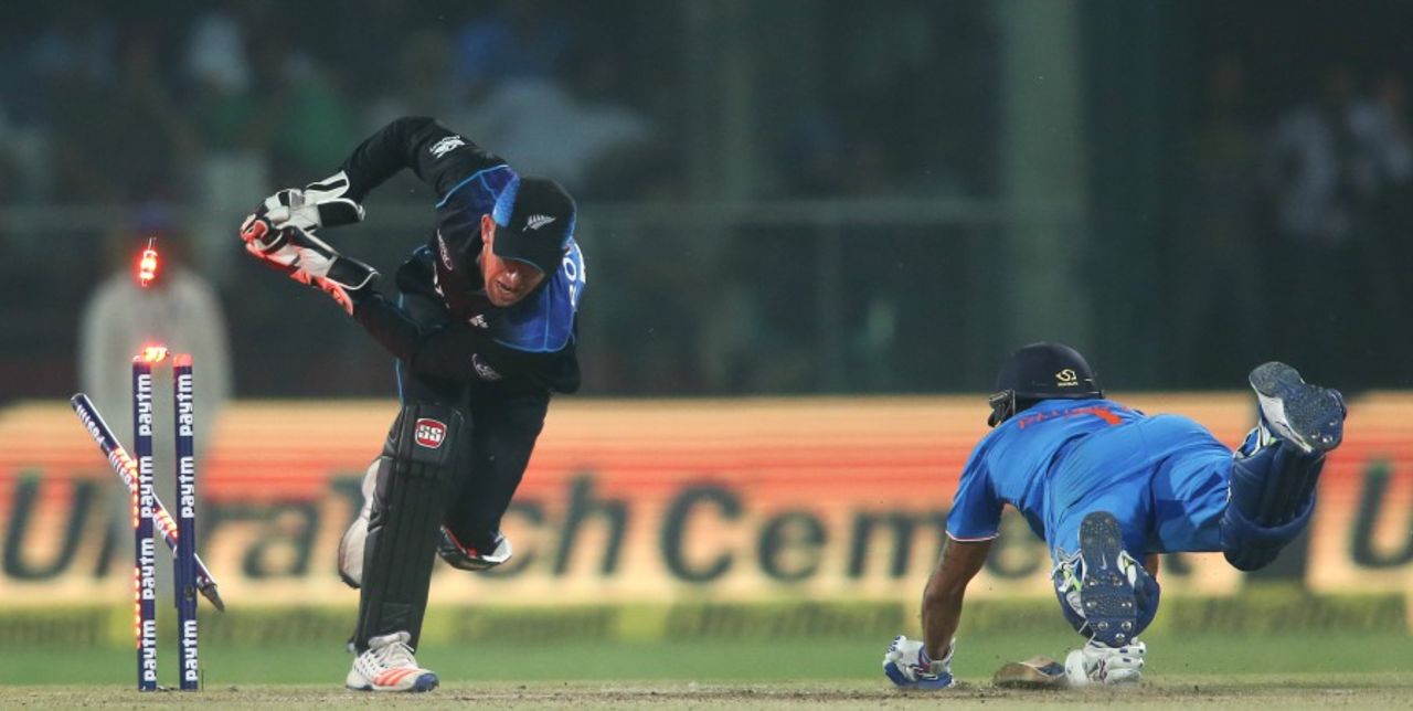 Manish Pandey was run-out despite a full-length dive, India v New Zealand, 2nd ODI, Delhi, October 20, 2016