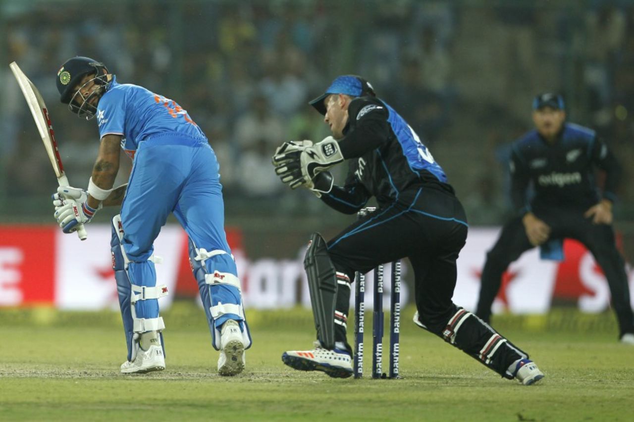 Virat Kohli was strangled down the leg side, India v New Zealand, 2nd ODI, Delhi, October 20, 2016