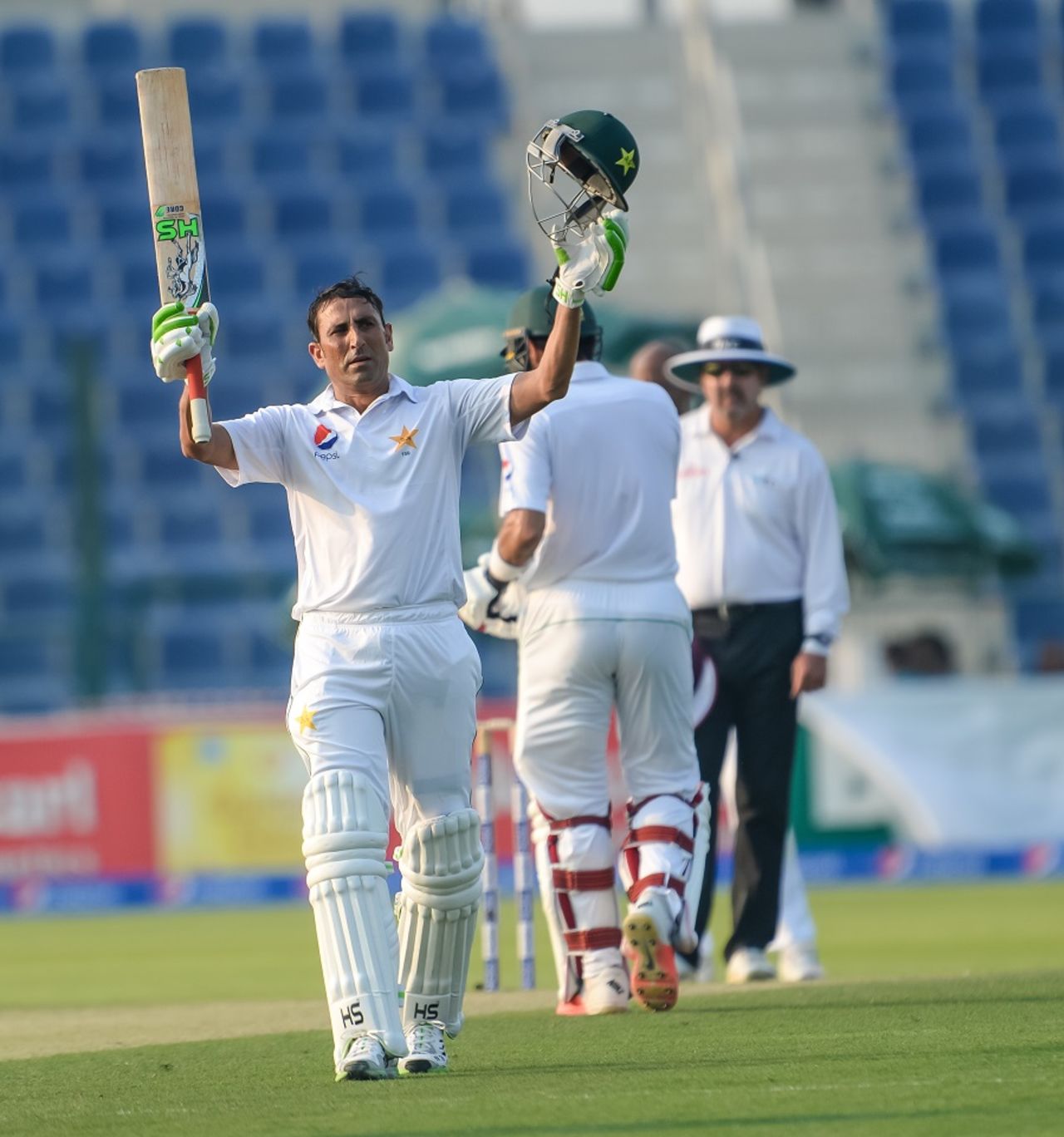 Younis Khan celebrates his 33rd hundred, Pakistan v West Indies, 2nd Test, Abu Dhabi, 1st day, October 21, 2016