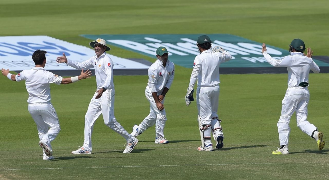 Pakistan players celebrate the dismissal of Roston Chase, Pakistan v West Indies, 2nd Test, Abu Dhabi, 3rd day, October 23, 2016