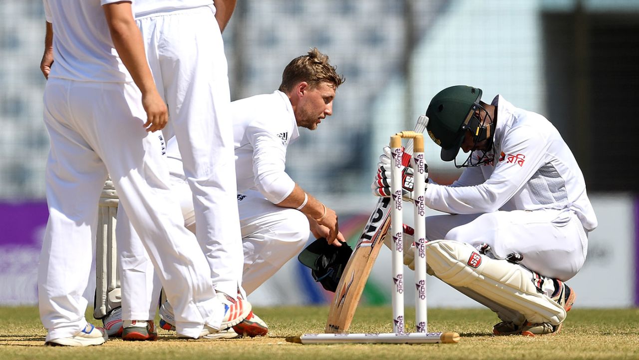 Joe Root consoles Sabbir Rahman after his heroics in defeat, Bangladesh v England, 1st Test, Chittagong, 5th day, October 24, 2016