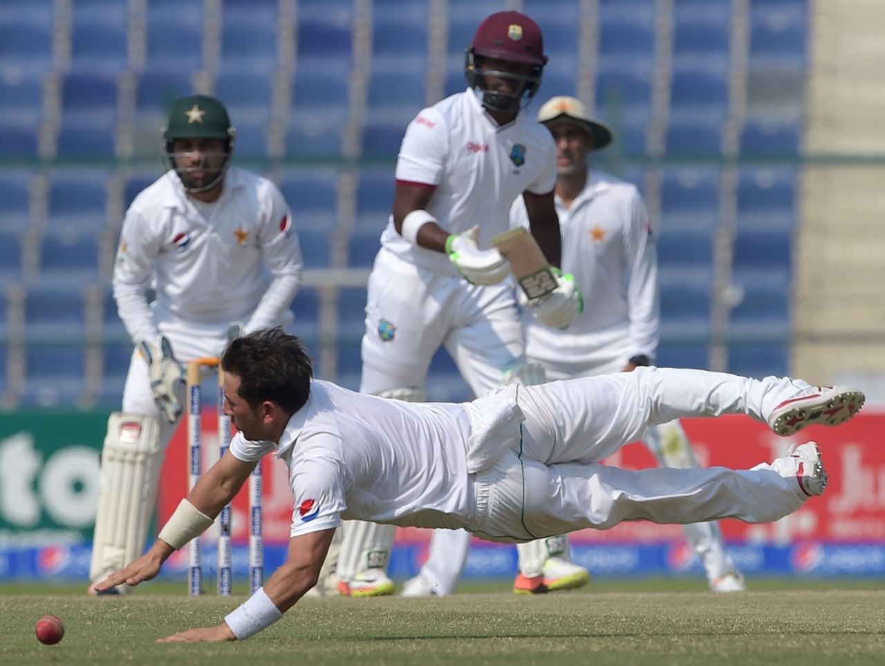 Yasir Shah attempts to field off his own bowling, Pakistan v West Indies, 2nd Test, Abu Dhabi, 4th day, October 24, 2016