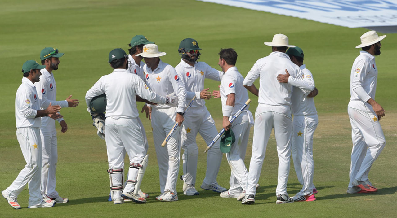Pakistan players embrace each other after their win, 2nd Test, Abu Dhabi, 5th day, October 25, 2016