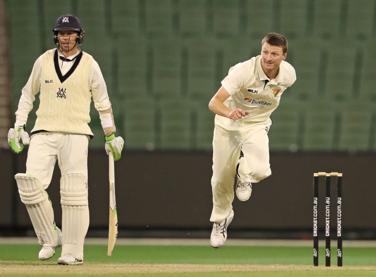 Peter Siddle watches on as Jackson Bird delivers a ball, Victoria v Tasmania, Sheffield Shield, 3rd day, Melbourne, October 27, 2016