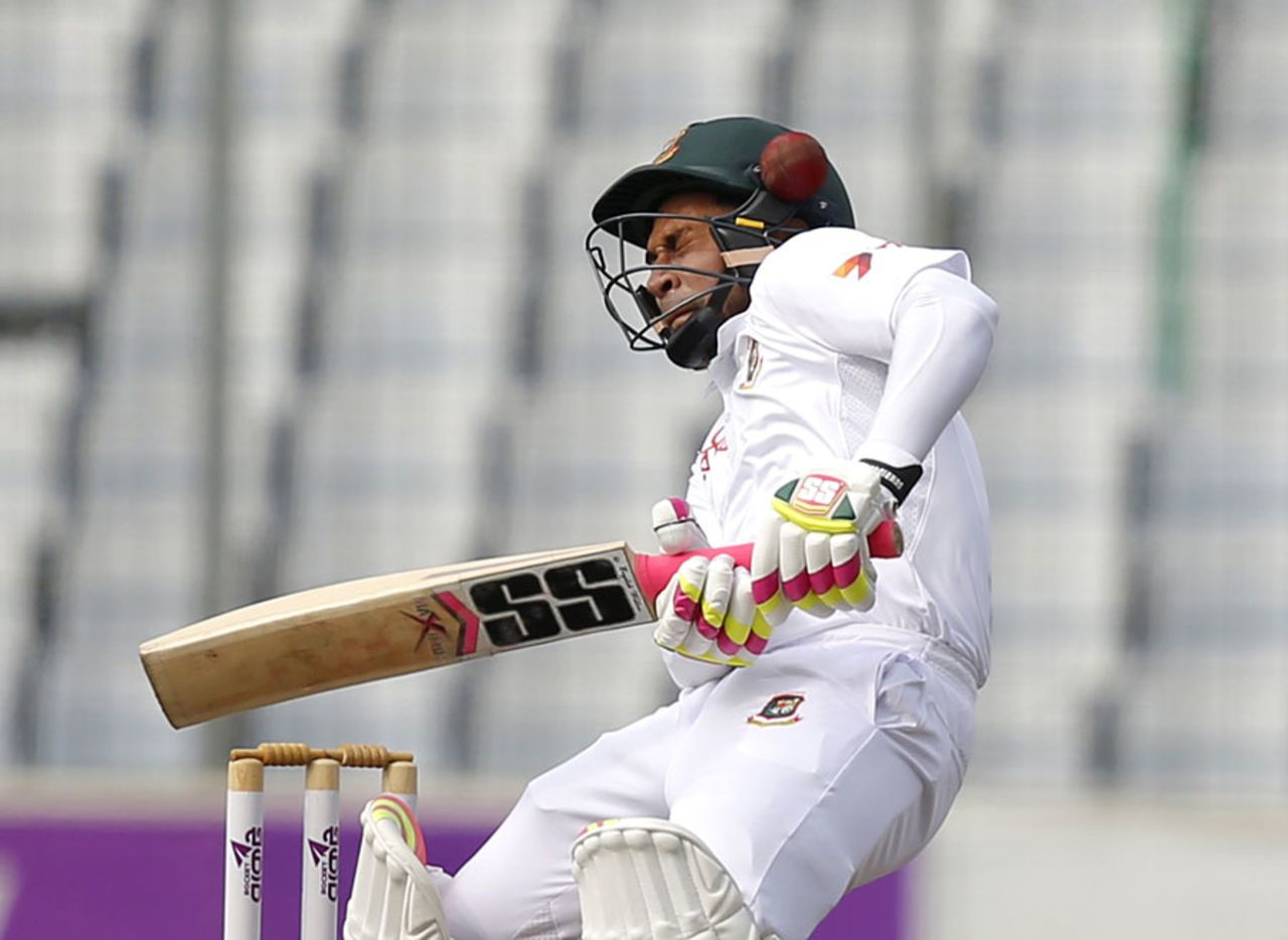 Mushfiqur Rahim took a nasty blow on the helmet, Bangladesh v England, 2nd Test, Mirpur, 1st day, October 28, 2016