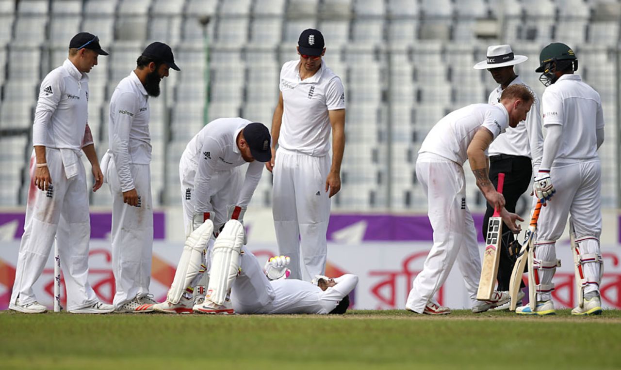 England's players show their concern for Mushfiqur Rahim, Bangladesh v England, 2nd Test, Mirpur, 1st day, October 28, 2016