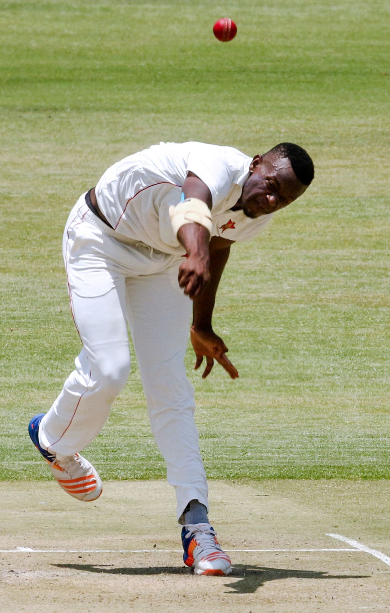 Carl Mumba bowls on Test debut, Zimbabwe v Sri Lanka, 1st Test, Harare, 1st day, October 29, 2016