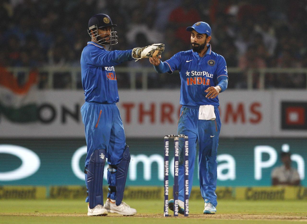 MS Dhoni and Virat Kohli direct the fielders, India v New Zealand, 5th ODI, Visakhapatnam, October 29, 2016