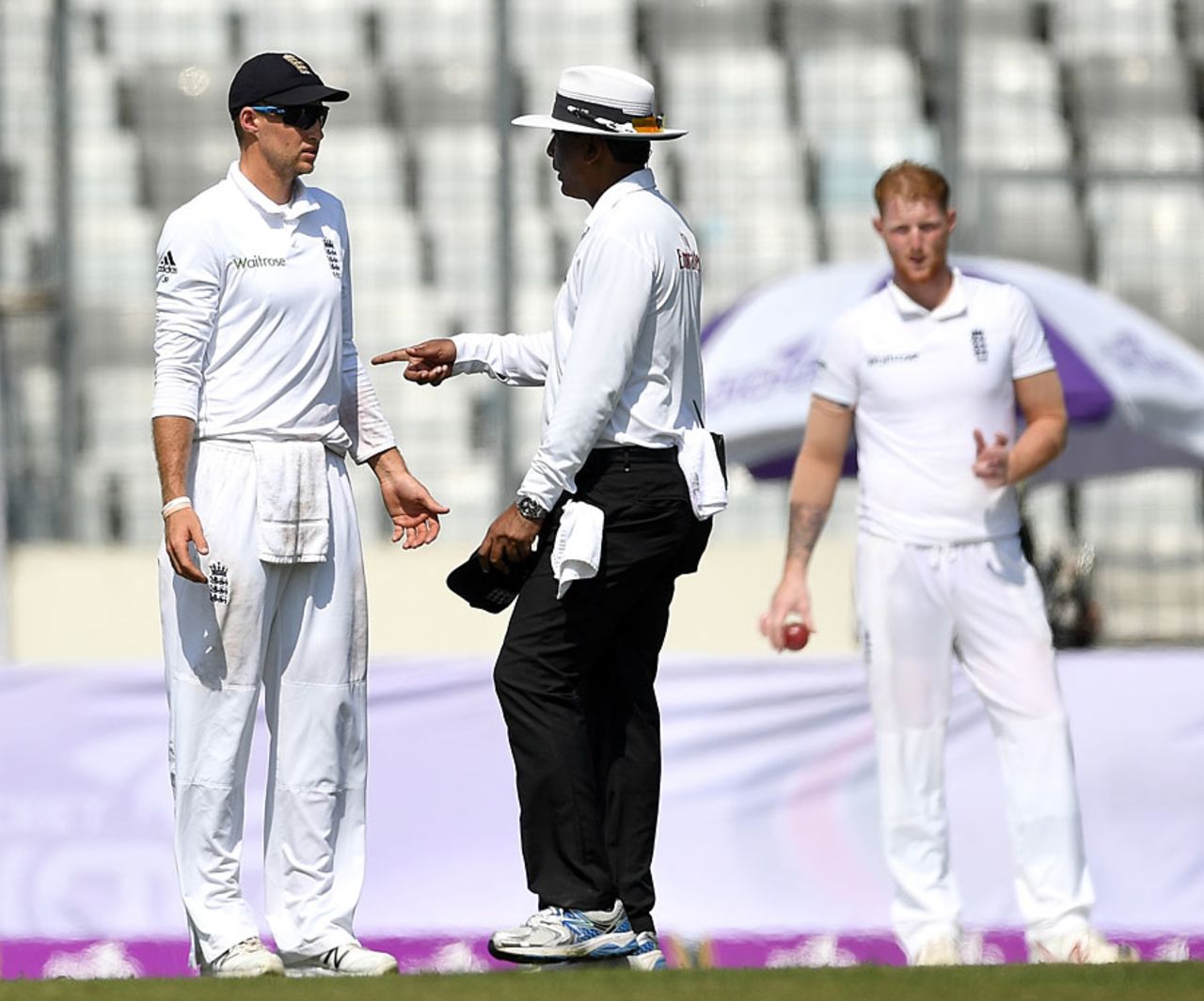 Umpire S Ravi has a word with Joe Root, Bangladesh v England, 2nd Test, Mirpur, 3rd day, October 30, 2016