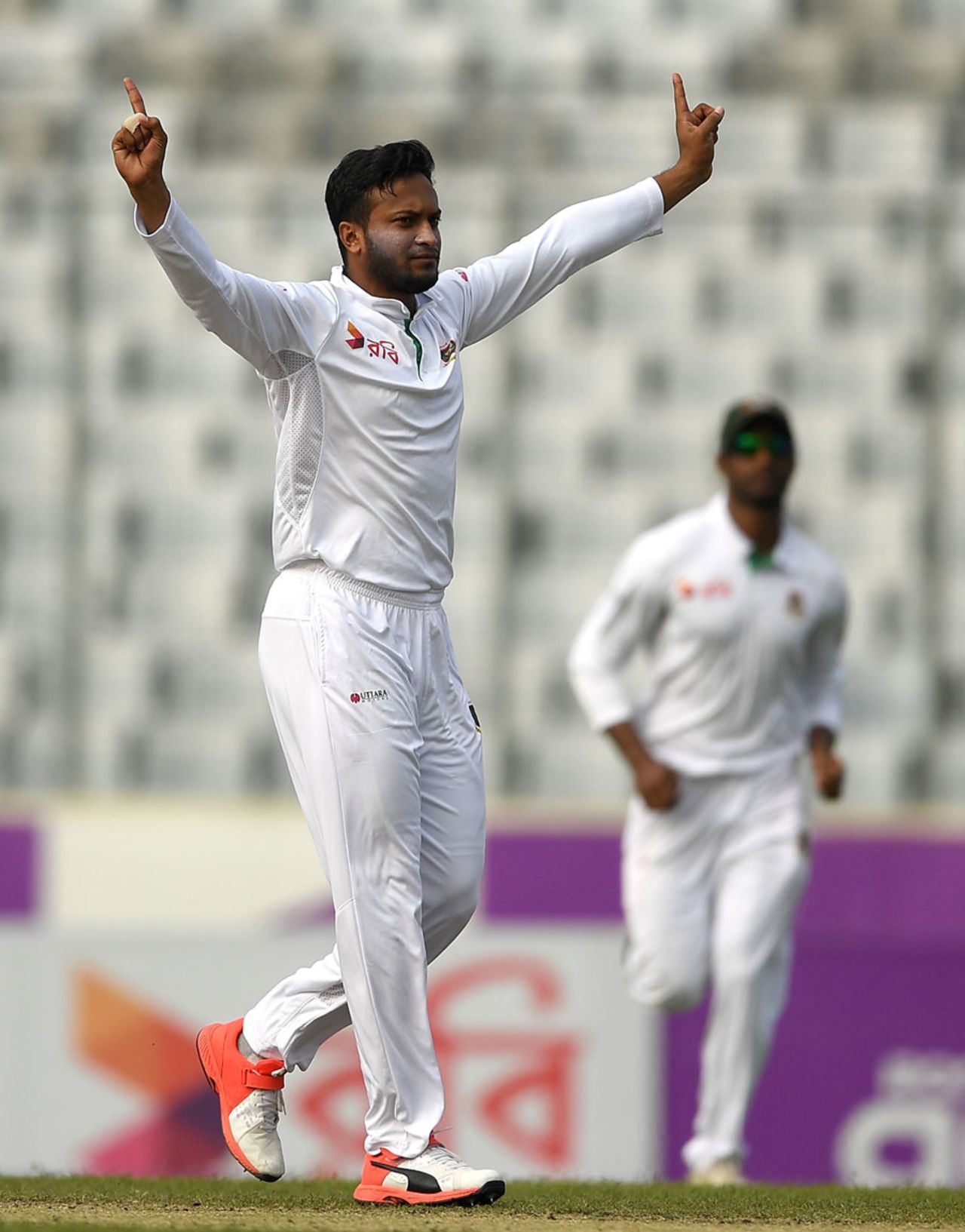 Shakib Al Hasan celebrates the wicket of Joe Root, Bangladesh v England, 2nd Test, Mirpur, 3rd day, October 30, 2016
