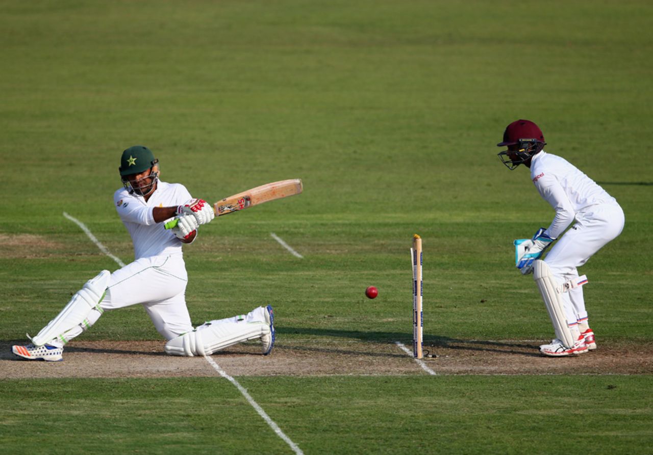 Sarfraz Ahmed sweeps, Pakistan v West Indies, 3rd Test, Sharjah, 1st day, October 30, 2016