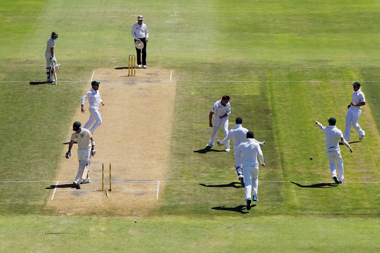 Dale Steyn exults on bowling Brad Haddin, South Africa v Australia, 2nd Test, Port Elizabeth, 4th day, February 23, 2014
