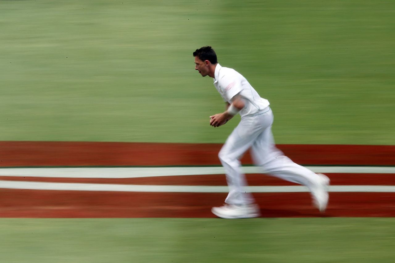 Dale Steyn runs in to bowl, Australia v South Africa, 2nd Test, Adelaide, 4th day, November 25, 2012