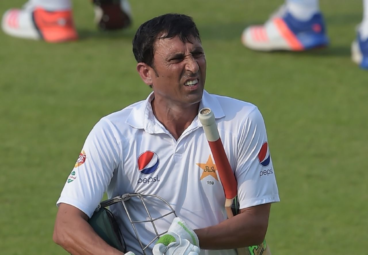 A dejected Younis Khan walks back after being dismised for a duck, Pakistan v West Indies, 3rd Test, Sharjah, 3rd day, November 1, 2016