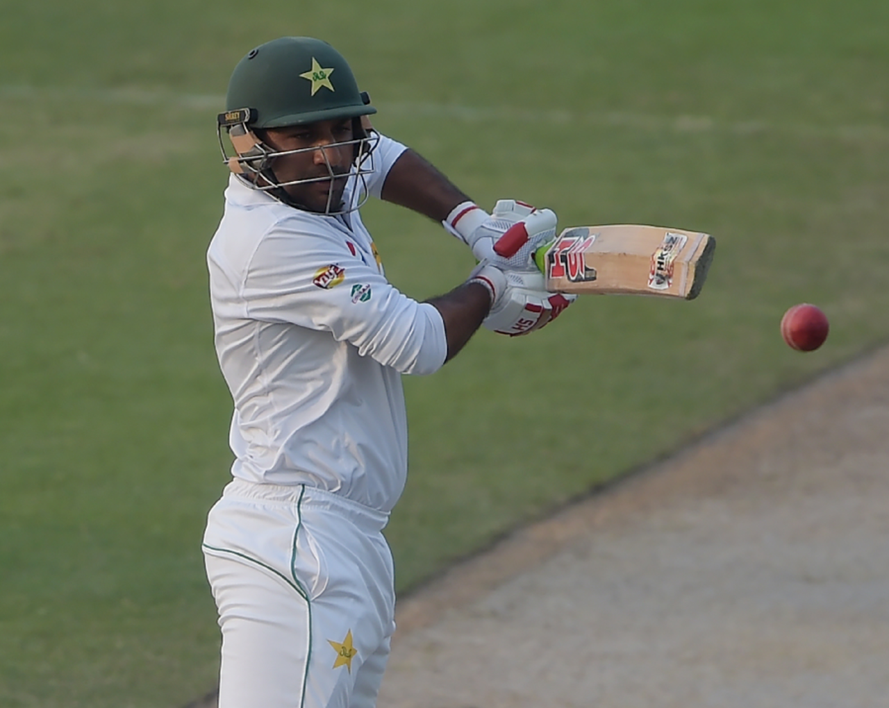 Sarfraz Ahmed stands tall as he cuts one behind square, Pakistan v West Indies, 3rd Test, Sharjah, 3rd day, November 1, 2016