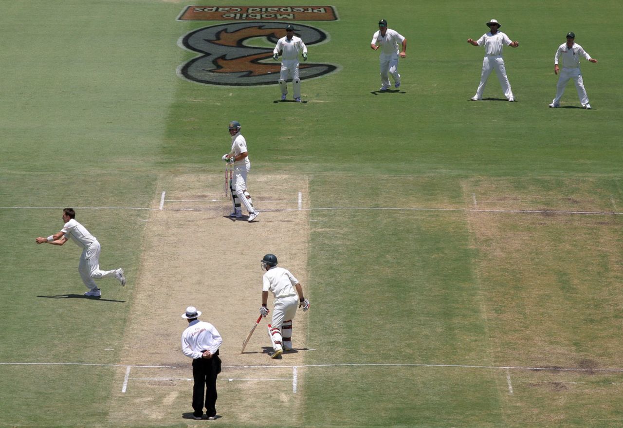 Dale Steyn takes a return catch to get rid of Matthew Hayden, Australia v South Africa, 1st Test, Perth, 3rd day, December 19, 2008