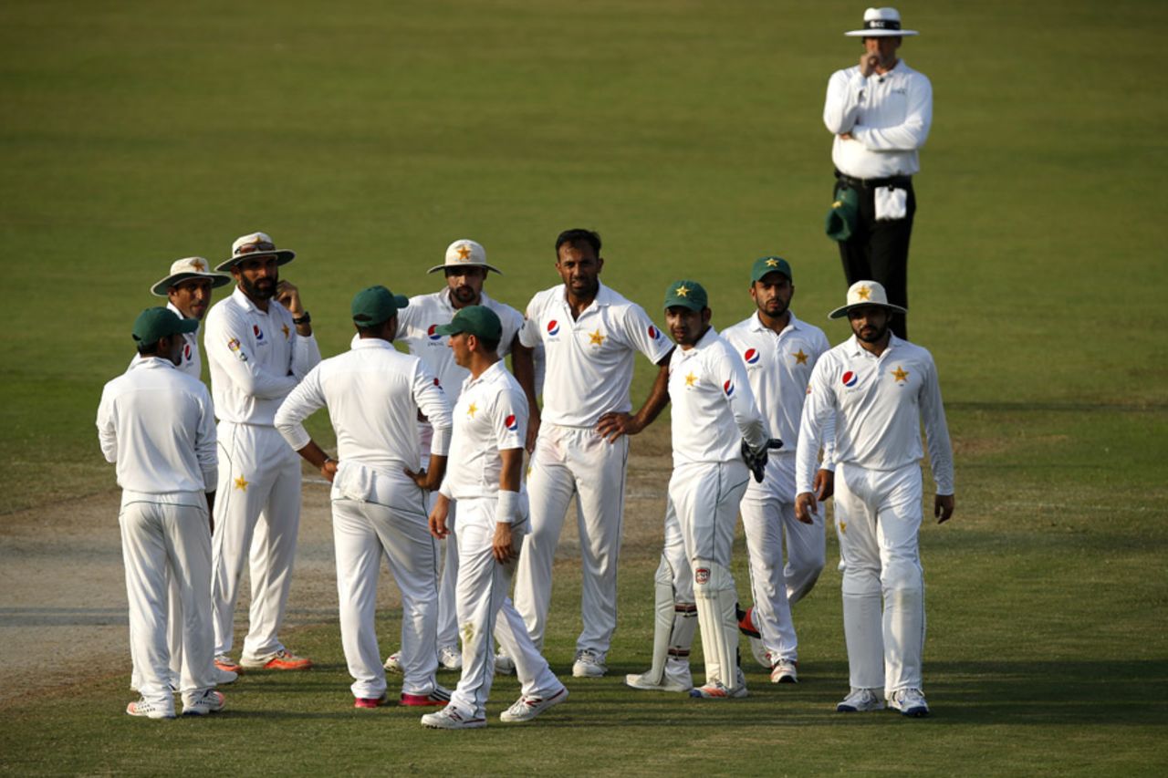Pakistan wait for the third umpire's decision, Pakistan v West Indies, 3rd Test, Sharjah, 4th day, November 2, 2016