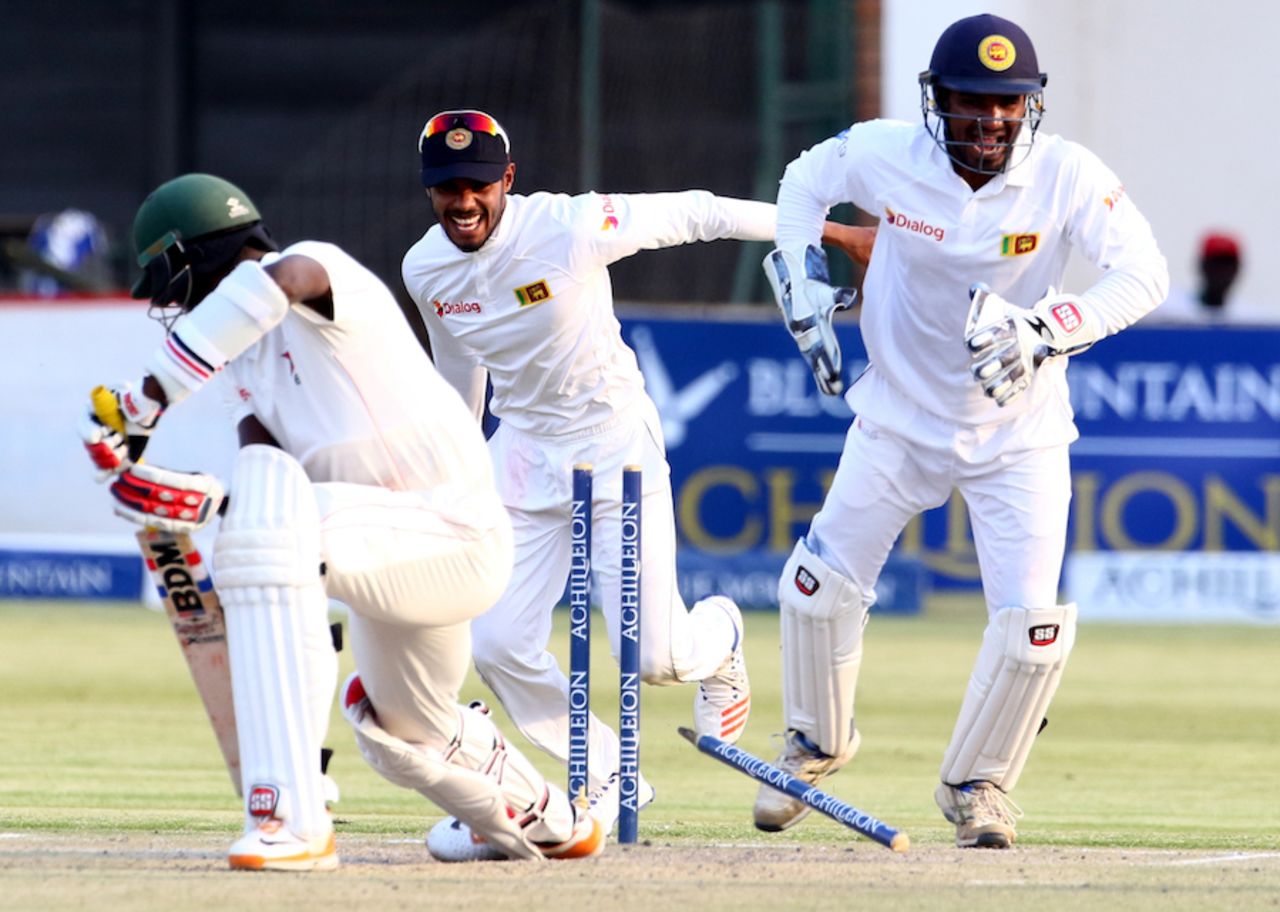 Sri Lanka celebrate the final wicket, that of Chris Mpofu, Zimbabwe v Sri Lanka, 1st Test, Harare, 5th day, November 2, 2016