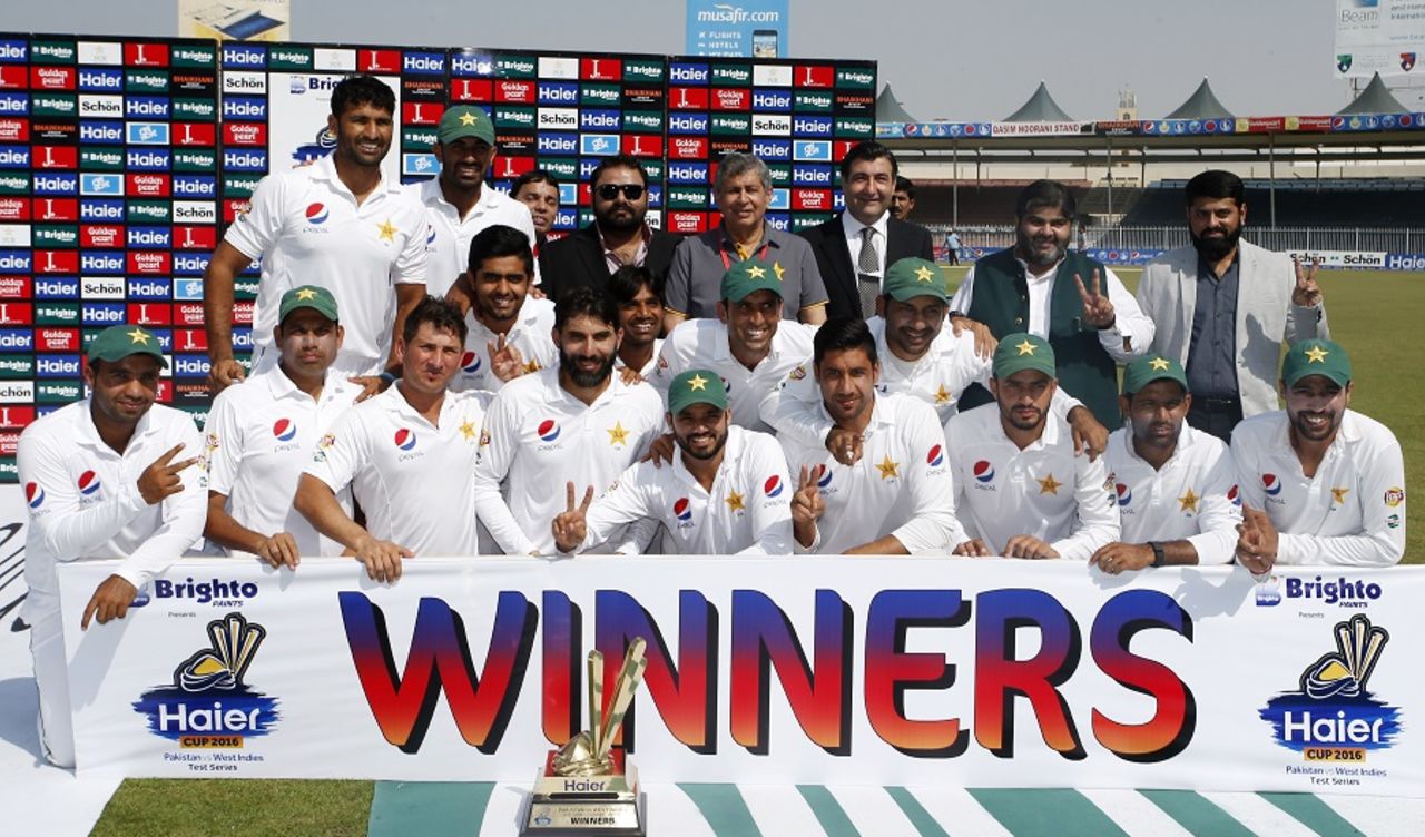 The Pakistan team celebrates the 2-1 series win over West Indies, Pakistan v West Indies, 3rd Test, Sharjah, 5th day, November 3, 2016
