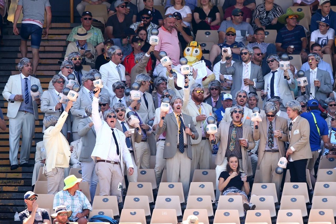 Fans pay tribute to Richie Benaud, Australia v South Africa, 1st Test, Perth, 2nd day, November 4, 2016
