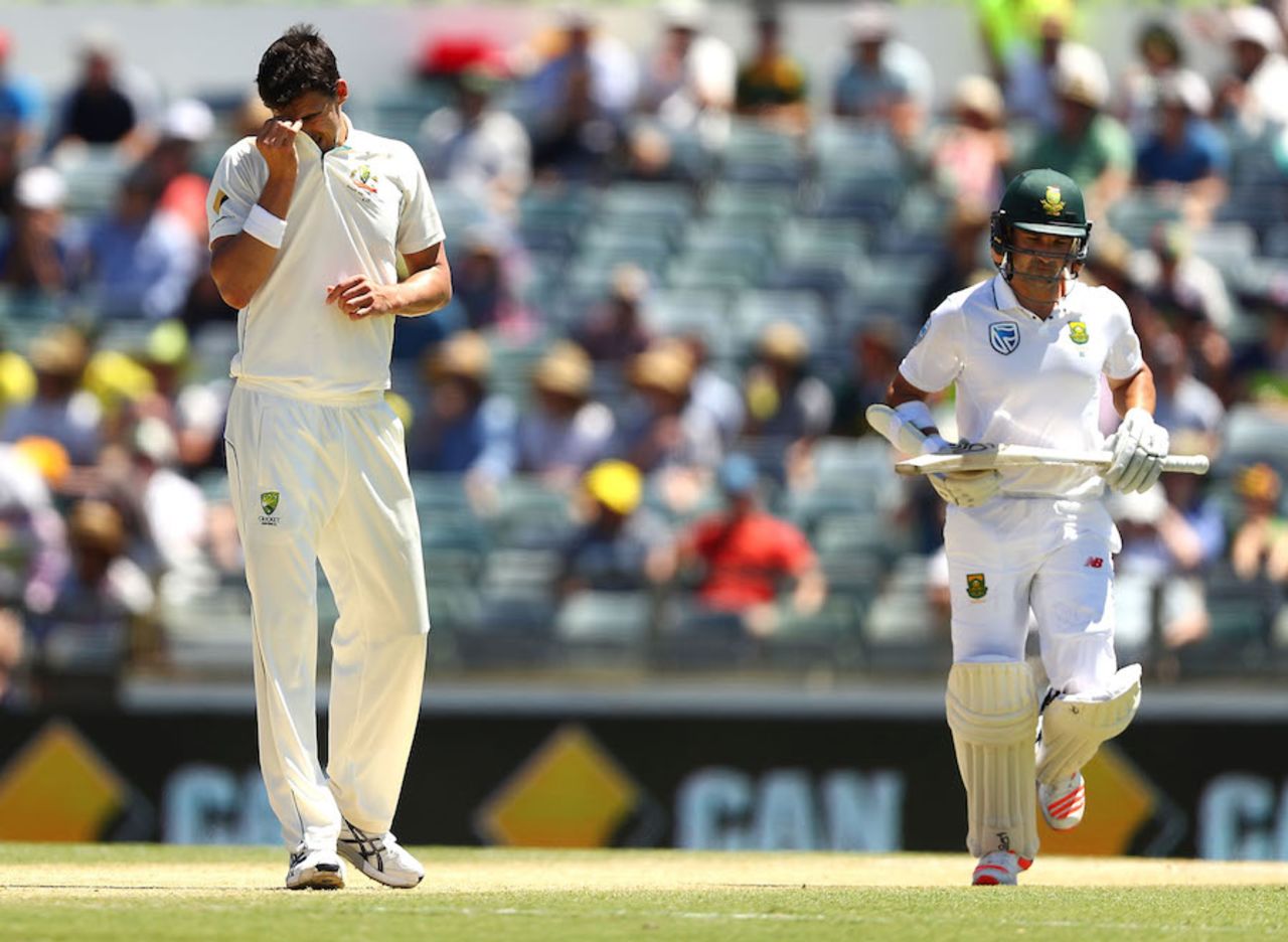Mitchell Starc wipes off some sweat, Australia v South Africa, 1st Test, Perth, 3rd day, November 5, 2016