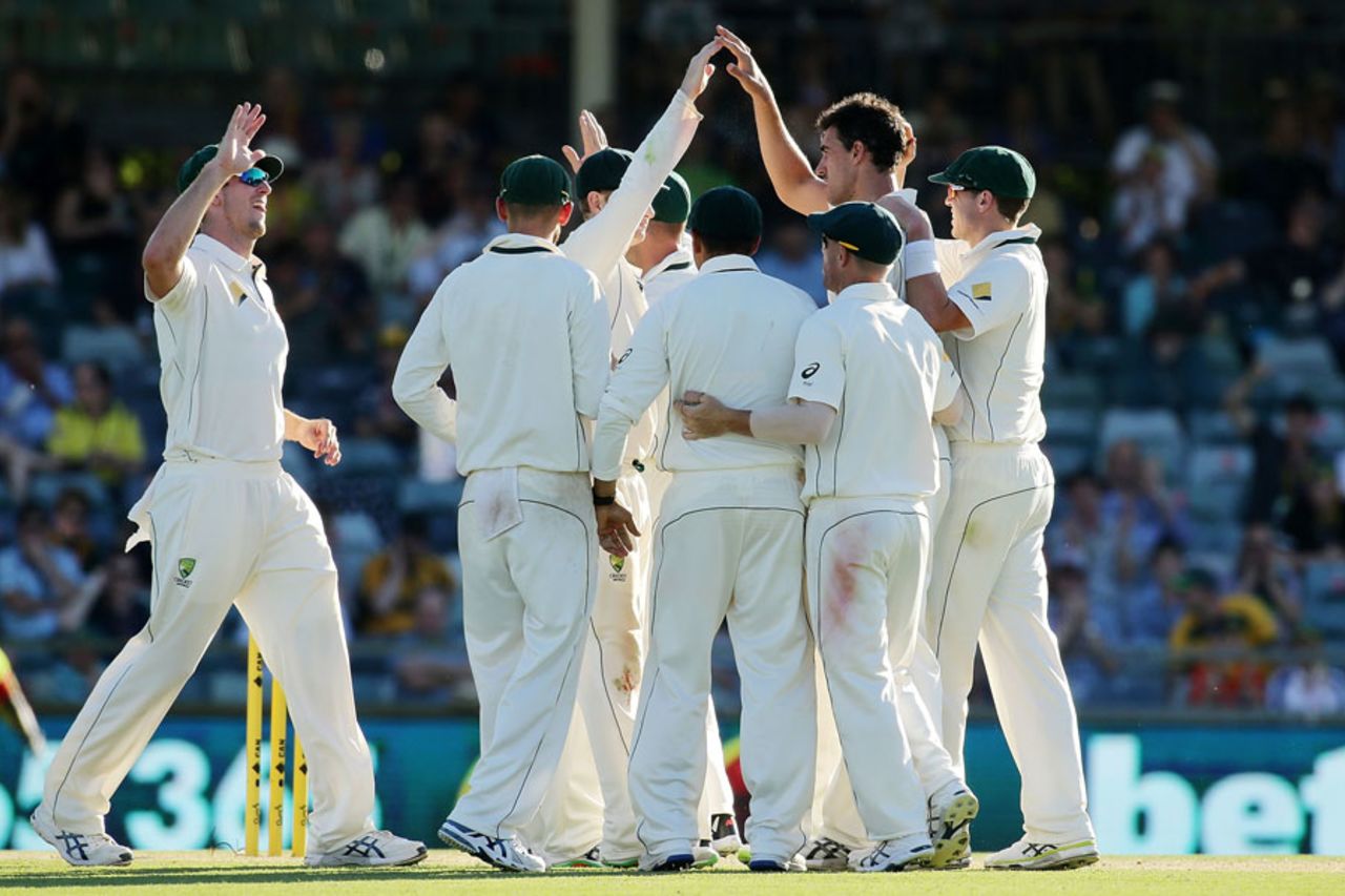 Mitchell Starc and the Australian team celebrate the wicket of Faf du Plessis, Australia v South Africa, 1st Test, Perth, 3rd day, November 5, 2016