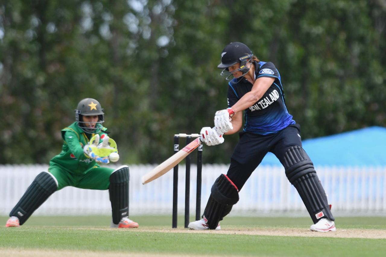 Suzie Bates plays a cut shot, New Zealand Women v Pakistan Women, 1st ODI, Lincoln, Nov 9, 2016
