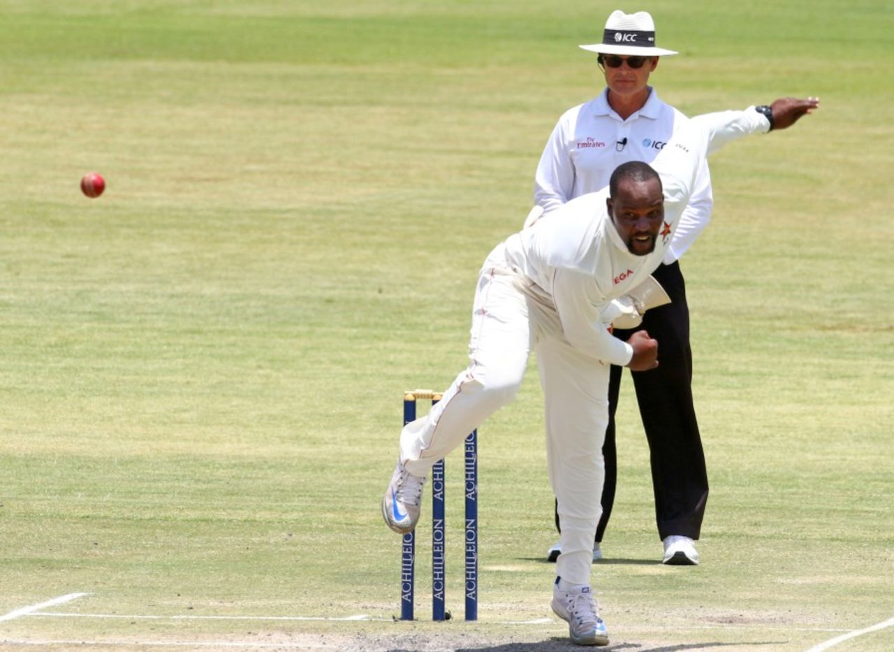 Hamilton Masakadza in his delivery stride, Zimbabwe v Sri Lanka, 2nd Test, Harare, 4th day, November 9, 2016
