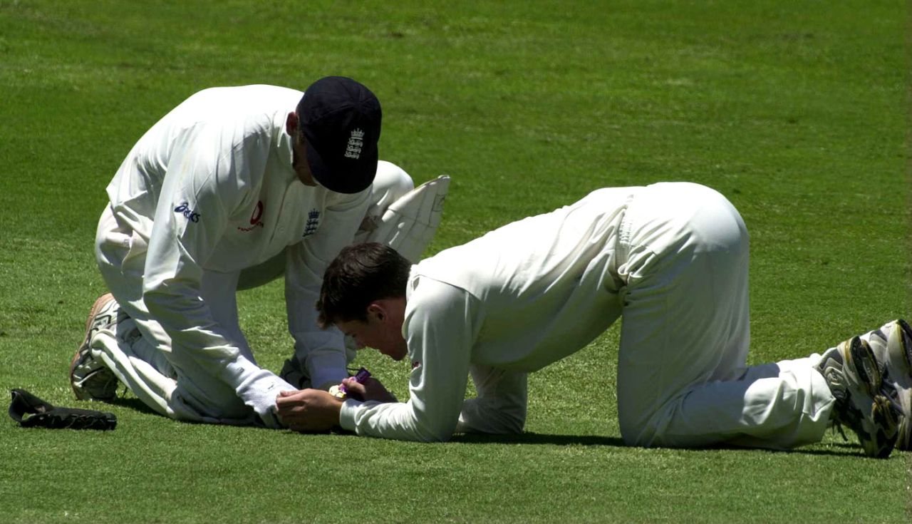 Reserve keeper Chris Read helps Alec Stewart mend his gloves, South Africa v England, 4th Test, 2nd day, Cape Town, January 3, 2000