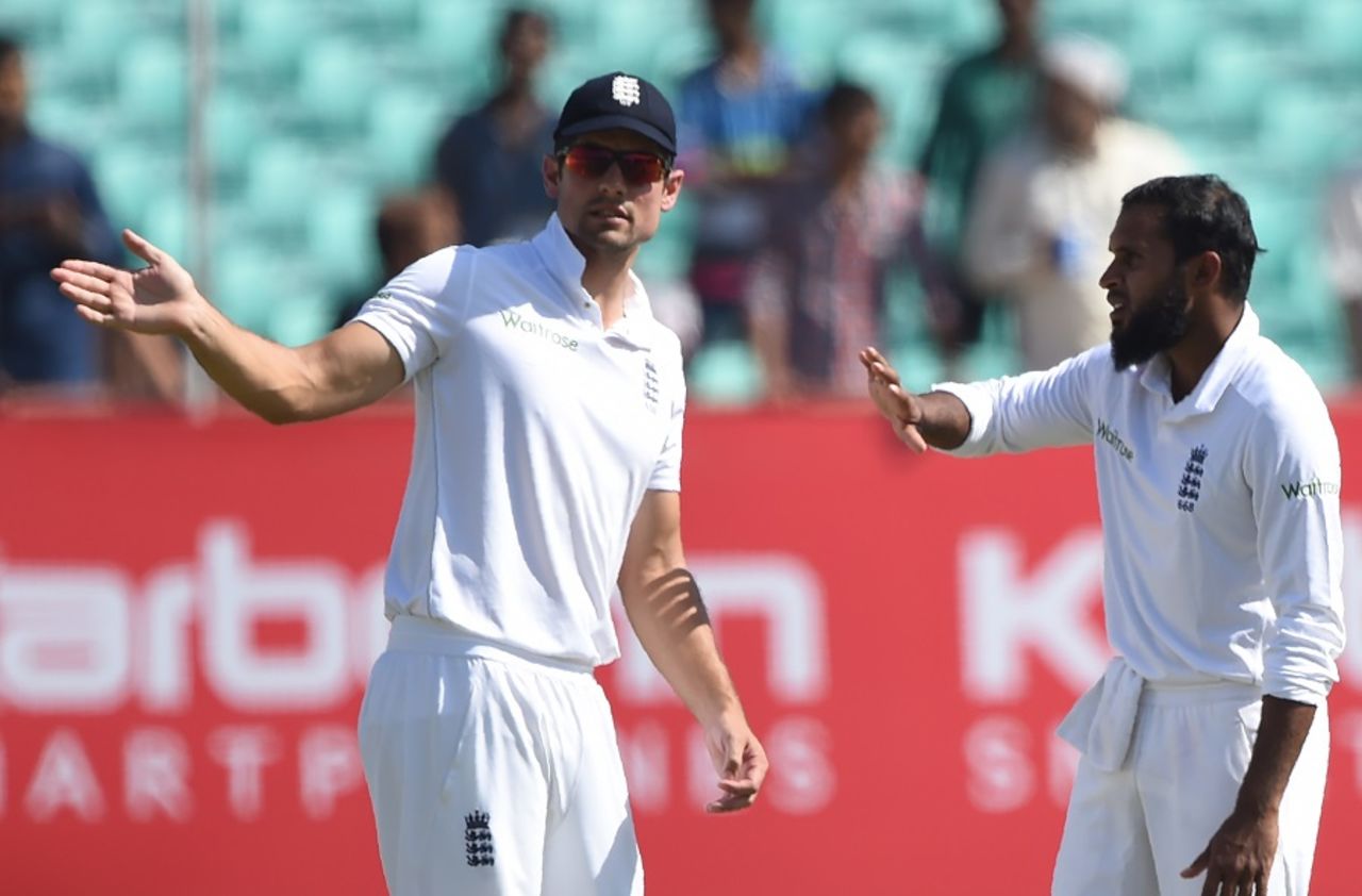 Adil Rashid discusses field adjustments with Alastair Cook, India v England, 1st Test, Rajkot, 3rd day, November 11, 2016