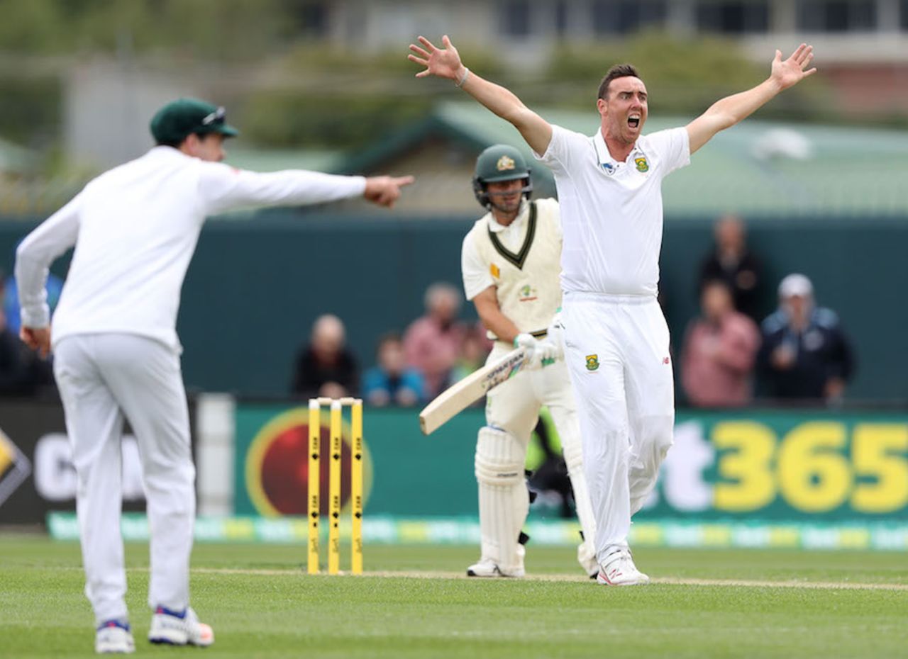 Kyle Abbott appeals for an lbw against Joe Burns, Australia v South Africa, 2nd Test, Hobart, 1st day, November 12, 2016