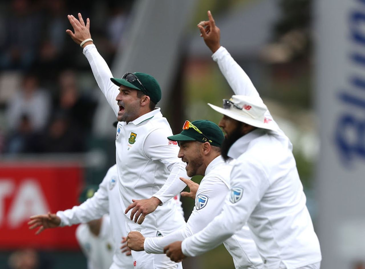 Dean Elgar, Faf du Plesiss and Hashim Amla celebrate a wicket, Australia v South Africa, 2nd Test, Hobart, 1st day, November 12, 2016
